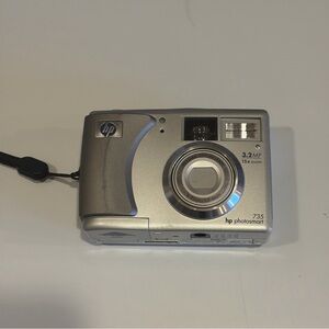 HP PhotoSmart 735 3.2MP 15x Zoom Digital Camera - Model Q2210A Tested & Working
